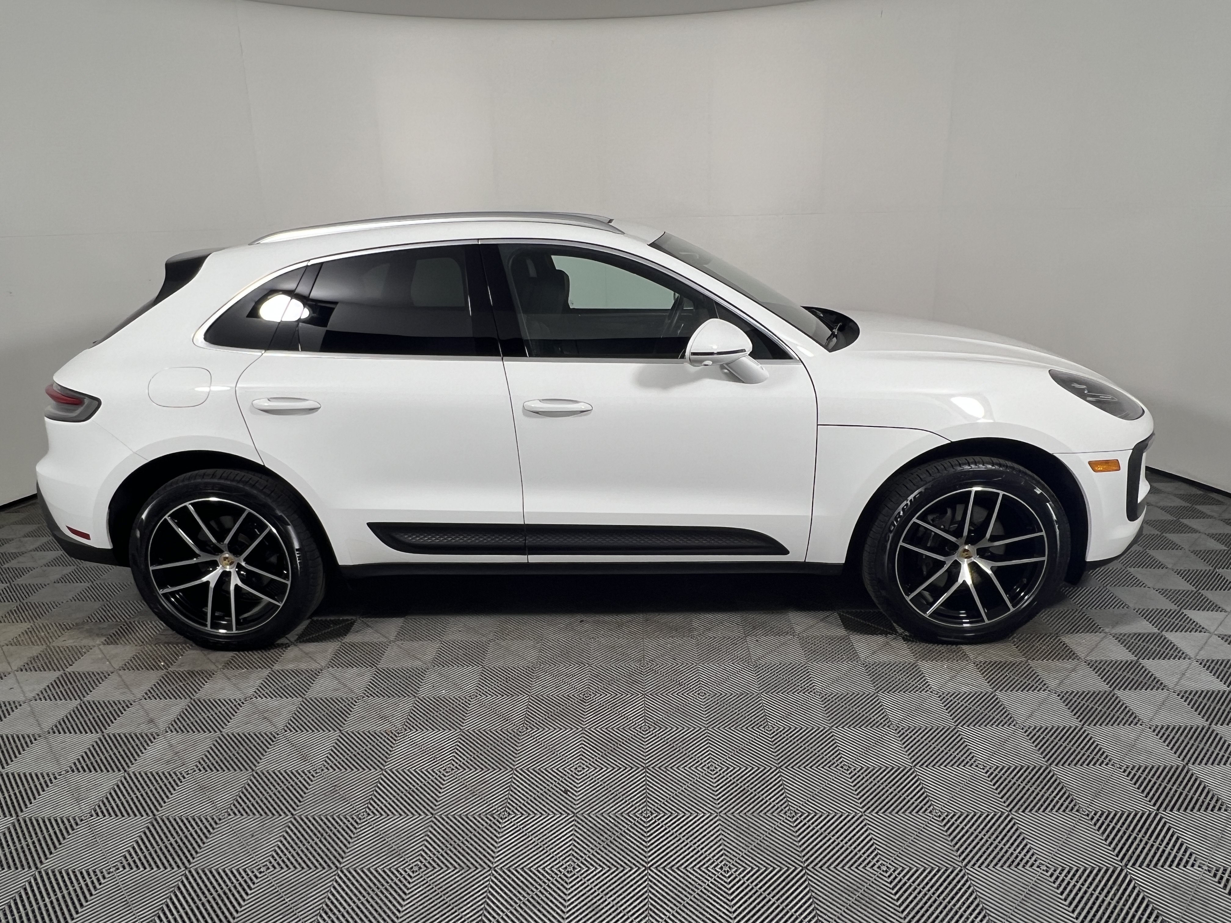 Certified 2024 Porsche Macan AWD/4WD image 8