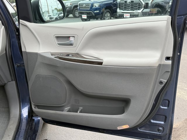 Used 2020 Toyota Sienna XLE Premium AWD/4WD image 32