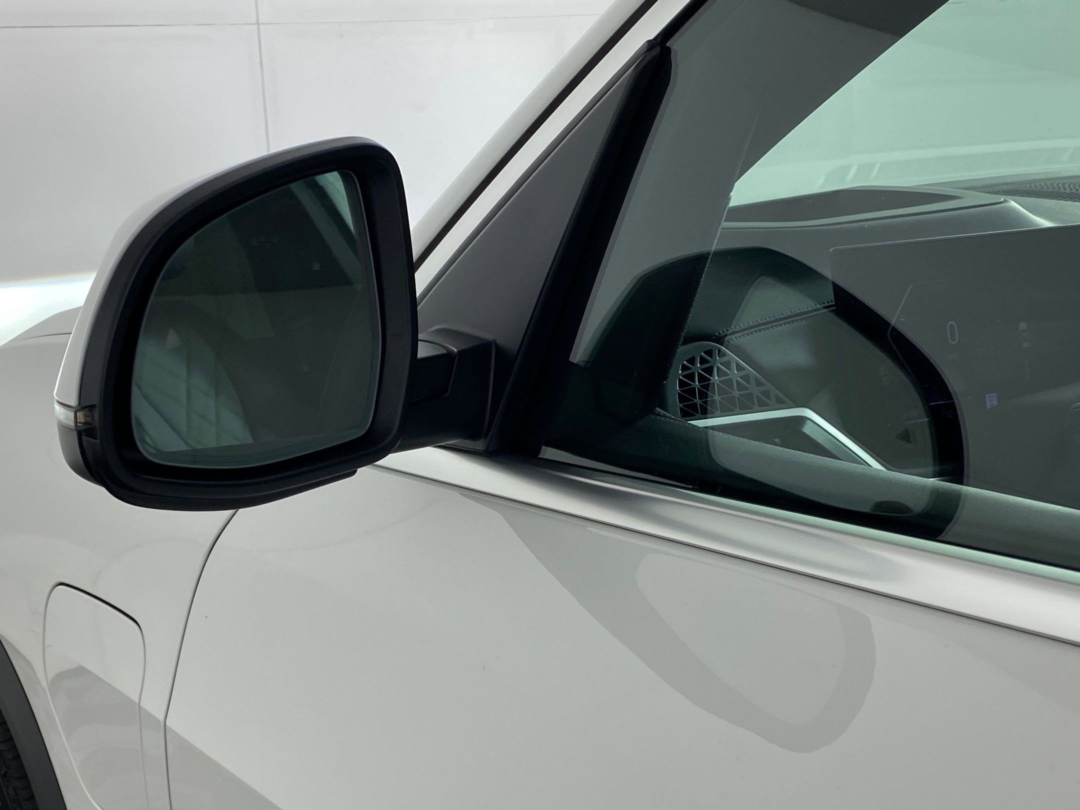 Used 2025 BMW X5 xDrive50e w/ Premium Package image 23