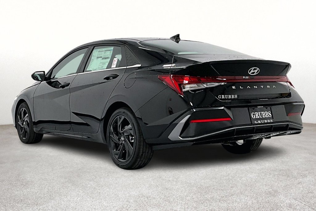New 2026 Hyundai Elantra SEL Sport FWD image 3