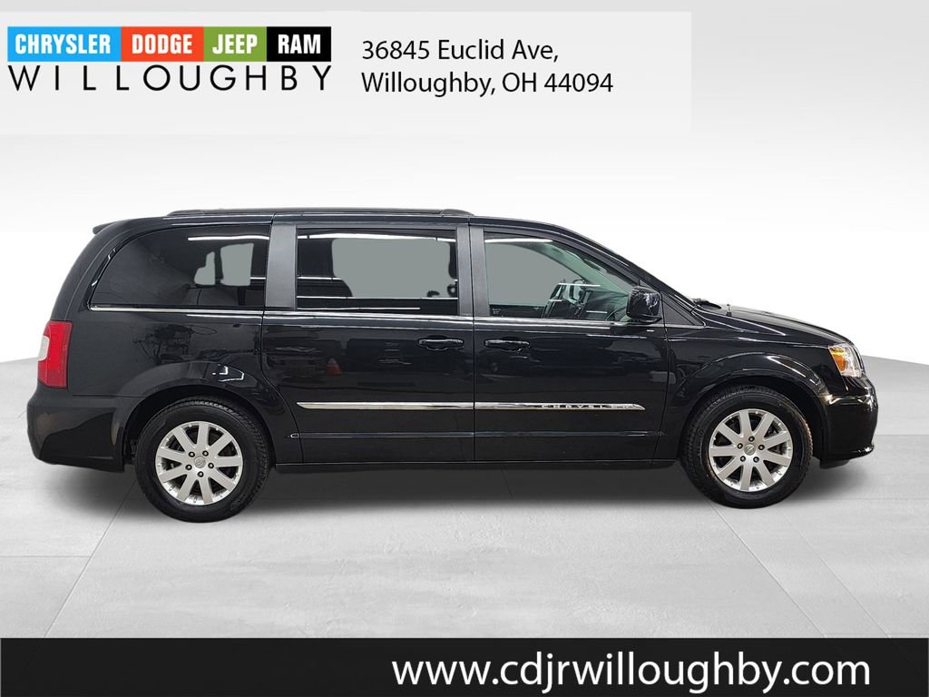 Used 2014 Chrysler Town & Country Touring image 4