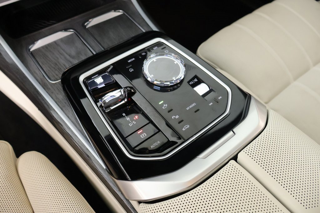 Used 2024 BMW 760i xDrive 760i xDrive image 9