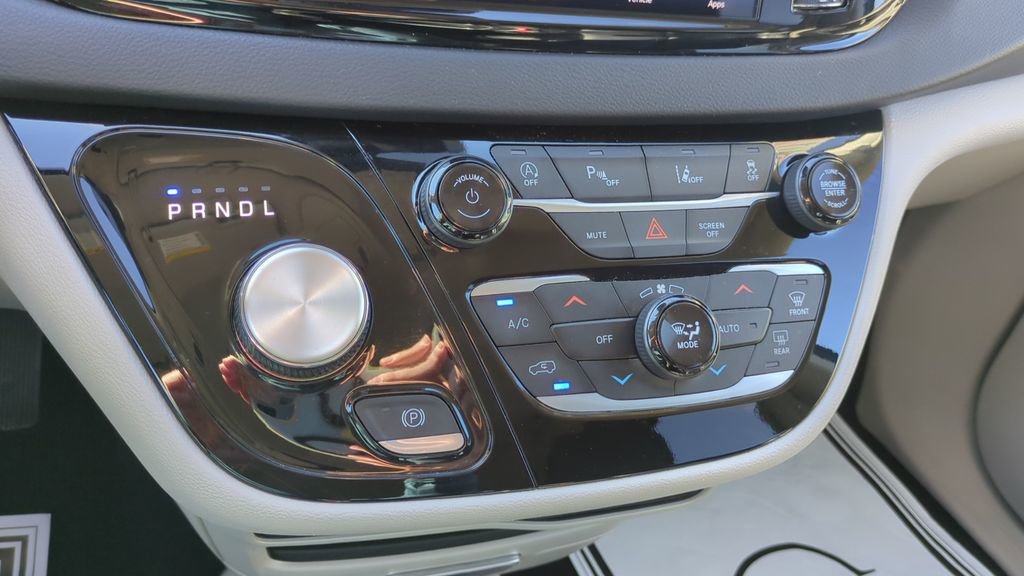 Used 2024 Chrysler Pacifica Touring-L image 18