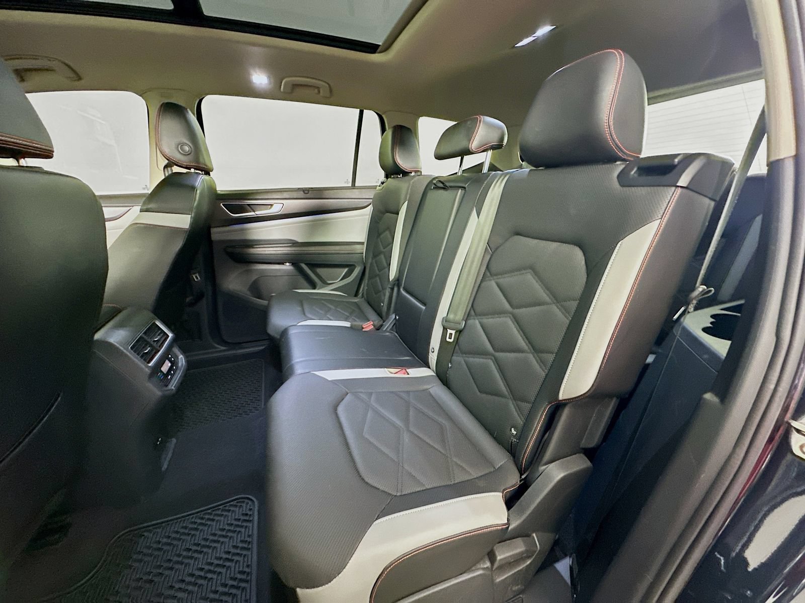 Used 2024 Volkswagen Atlas Peak Edition SE AWD/4WD image 26