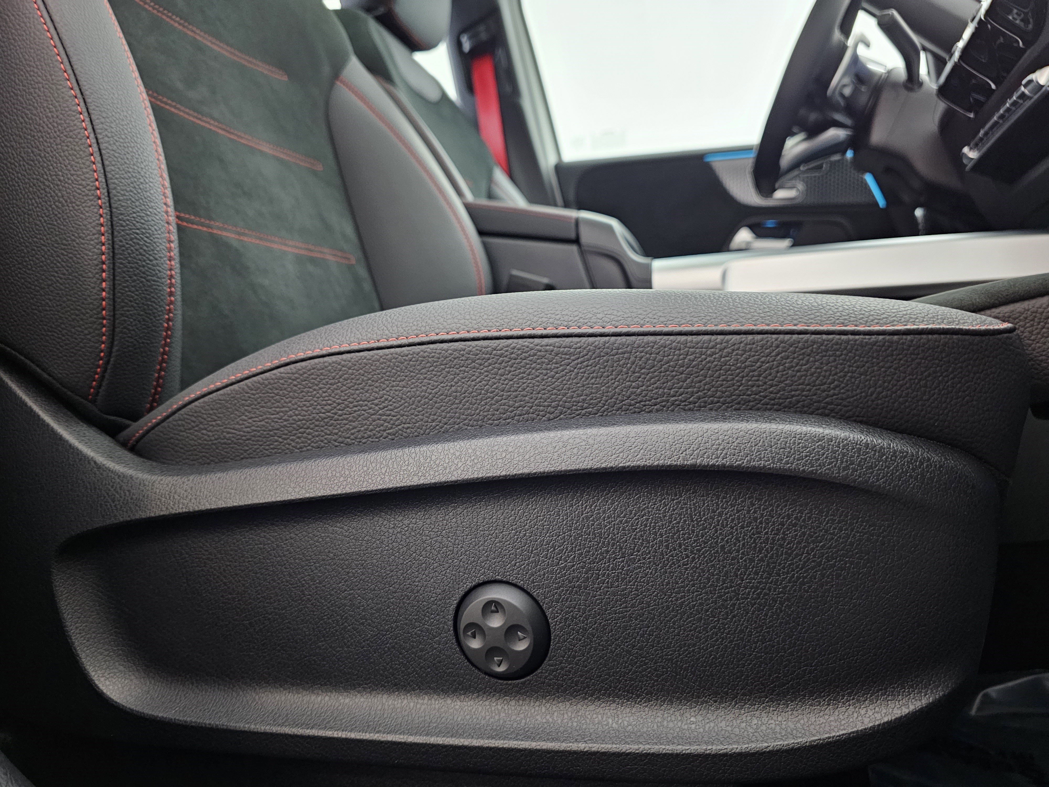 Used 2025 Mercedes-Benz GLB 35 AMG 4MATIC image 20