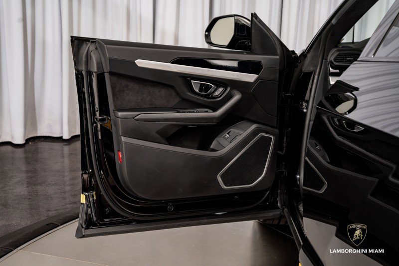 Used 2021 Lamborghini Urus image 25