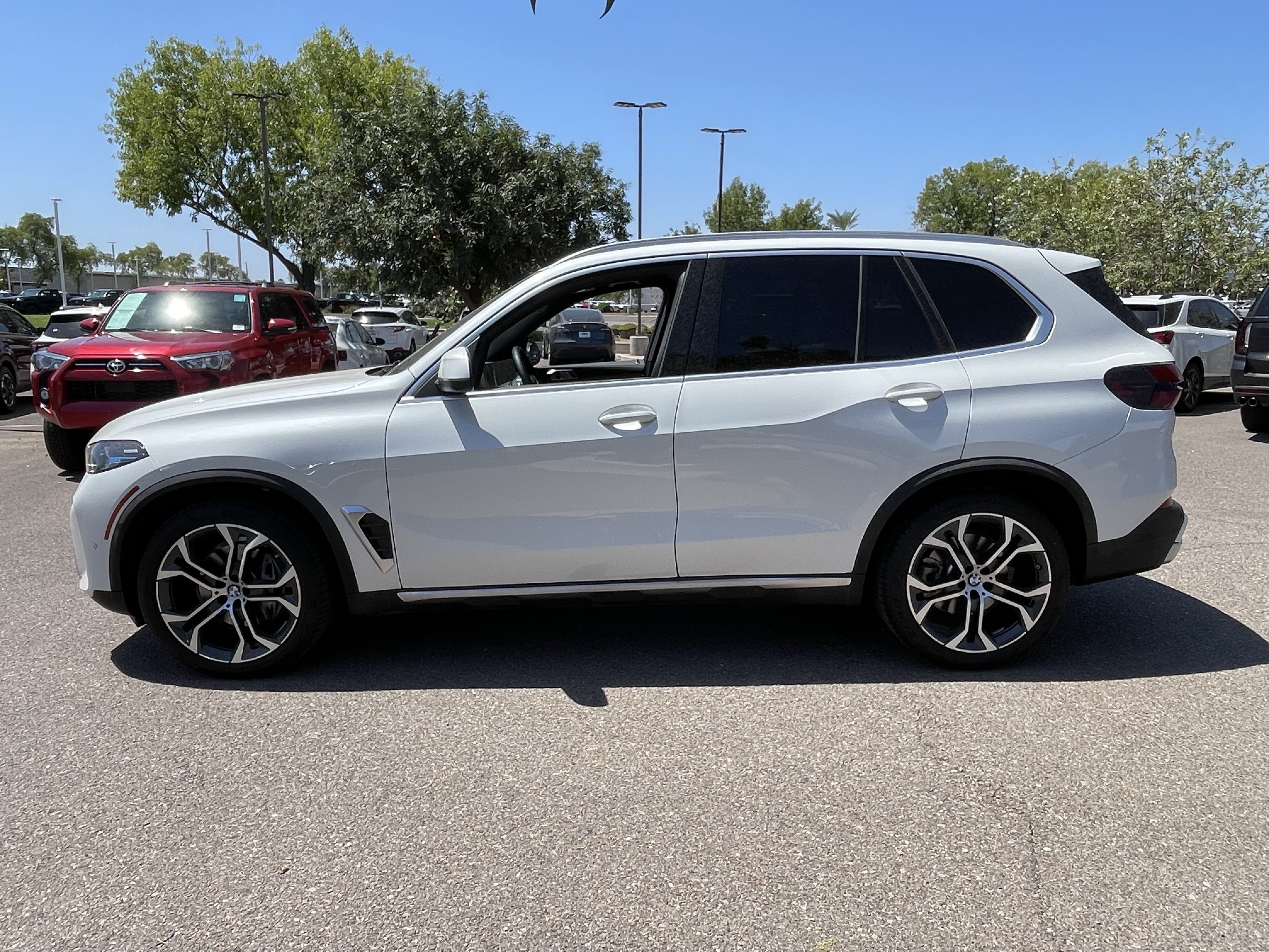 Used 2024 BMW X5 xDrive40i w/ Premium Package AWD/4WD image 3