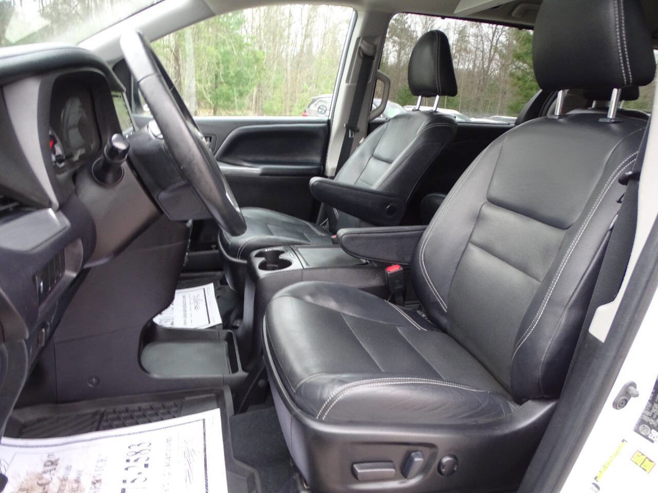 Used 2019 Toyota Sienna SE Premium AWD/4WD image 2