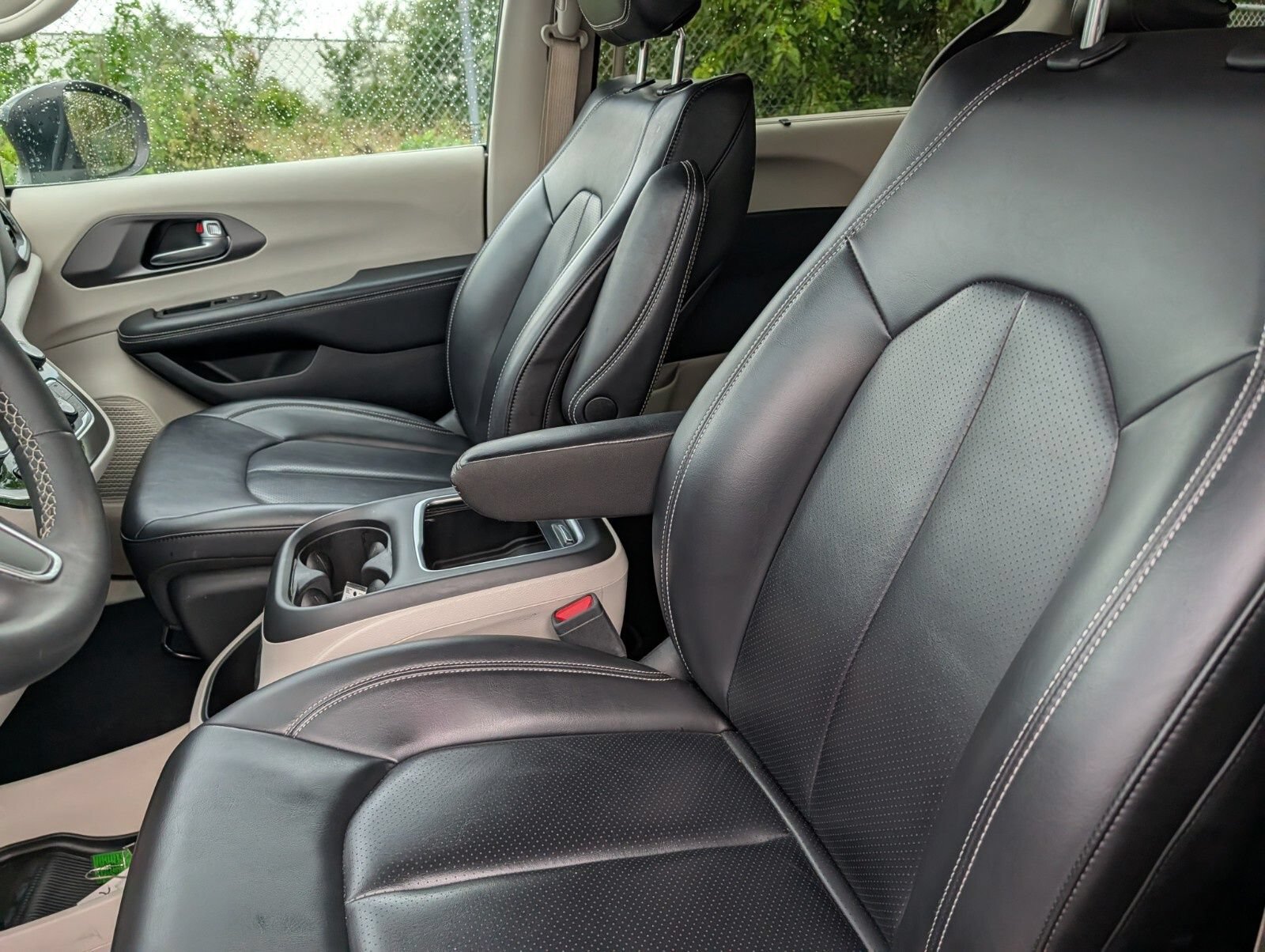 Used 2023 Chrysler Pacifica Touring-L FWD image 16