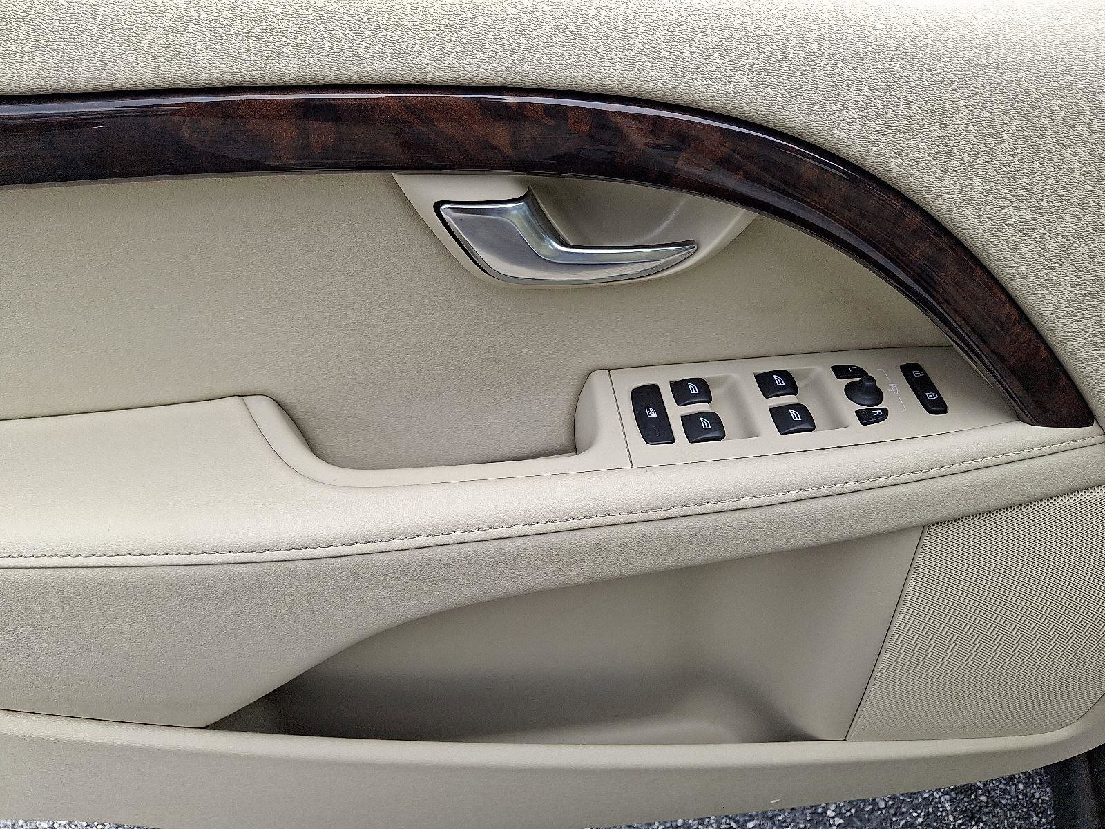 Used 2016 Volvo XC70 T5 Platinum w/ Climate Package image 12