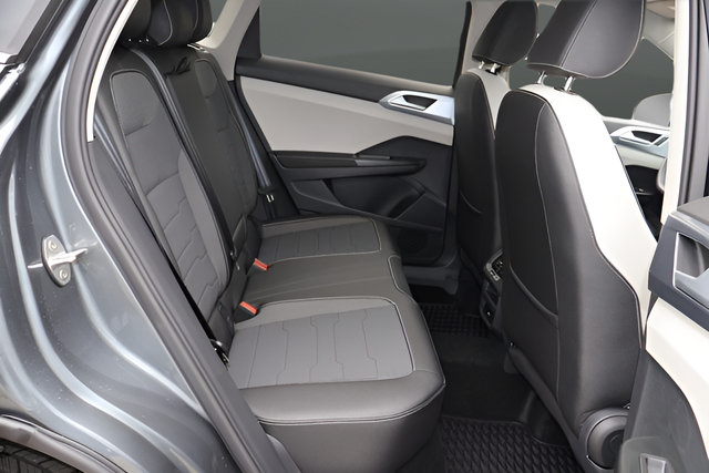 Certified 2025 Volkswagen Taos SE FWD image 17