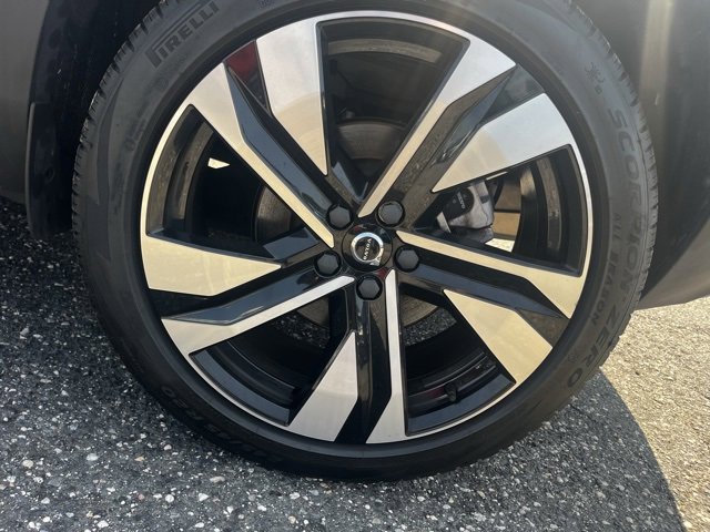 Certified 2023 Volvo XC40 B5 Plus w/ Protection Package Premier image 13