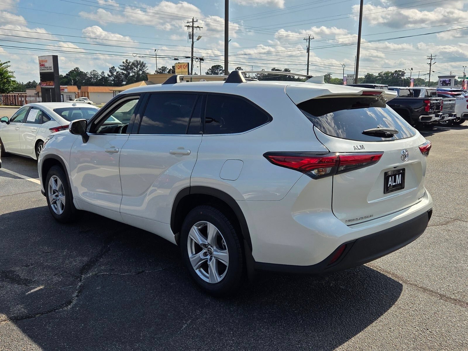 Used 2021 Toyota Highlander LE AWD/4WD image 10