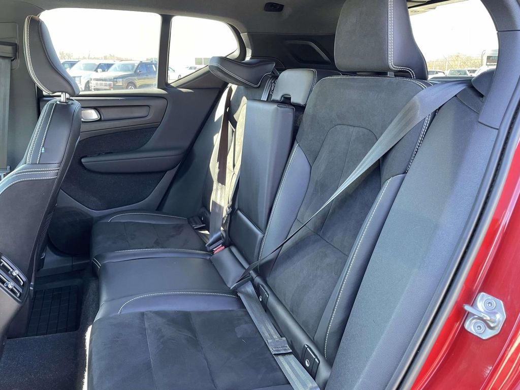Used 2022 Volvo XC40 T4 R-Design w/ Advanced Package image 4