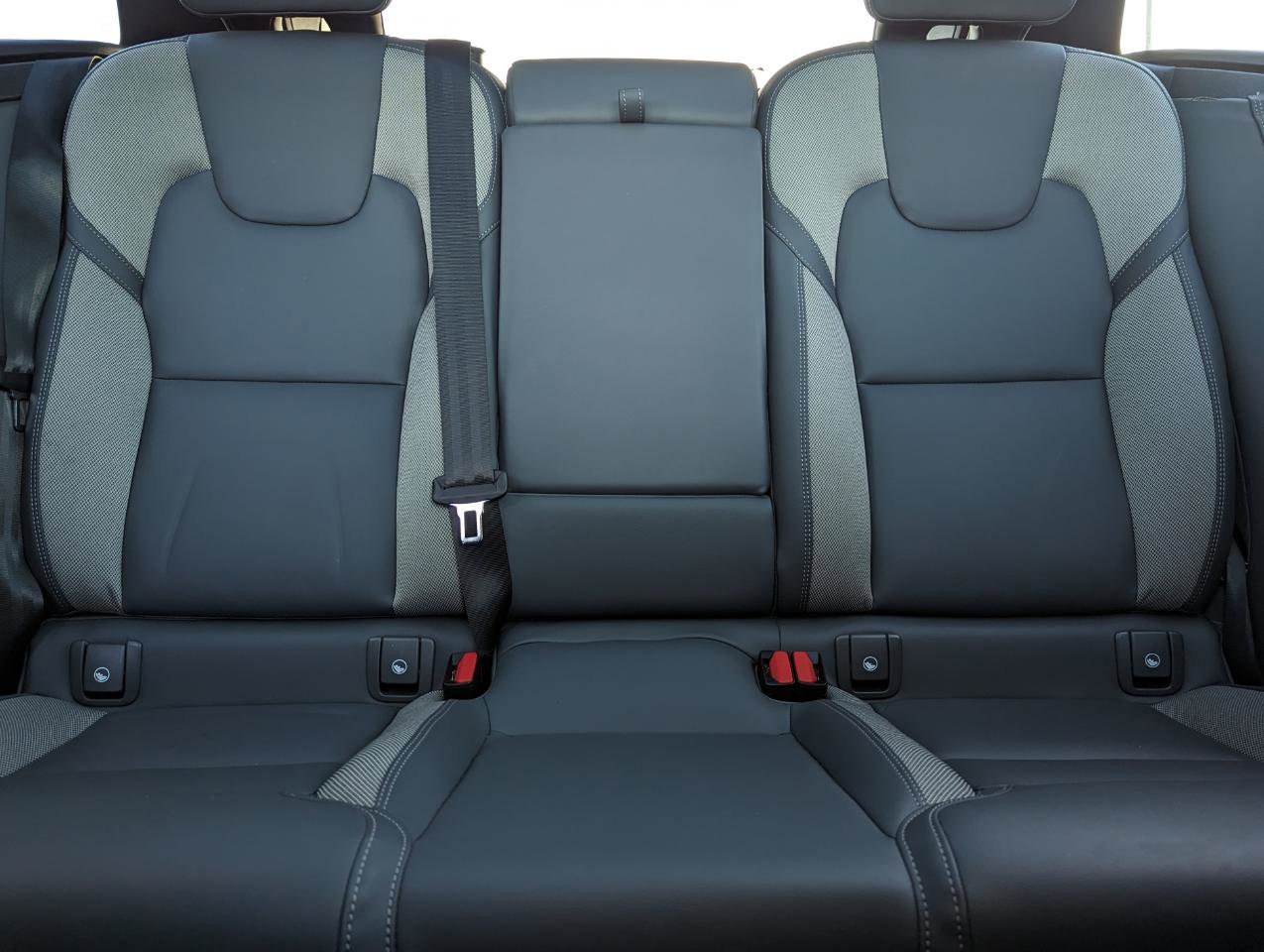 Used 2022 Volvo XC60 B5 R-Design w/ Advanced Package image 34