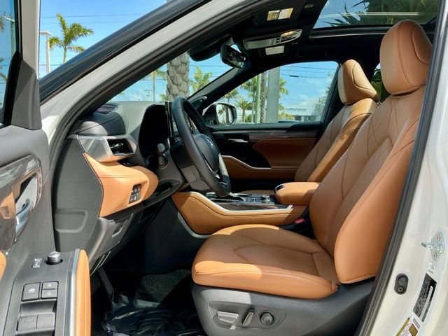 Used 2025 Toyota Highlander Platinum image 8