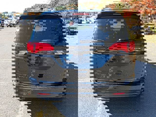 Certified 2020 Chrysler Pacifica Touring-L w/ Advanced Safetytec Group image 4