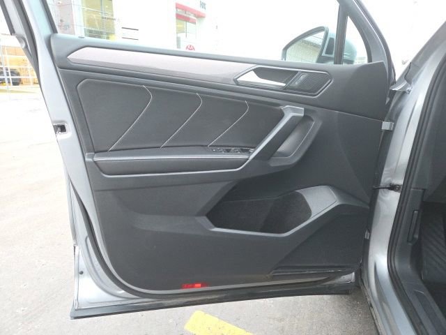 Used 2023 Volkswagen Tiguan SE w/ Panoramic Sunroof Package image 12