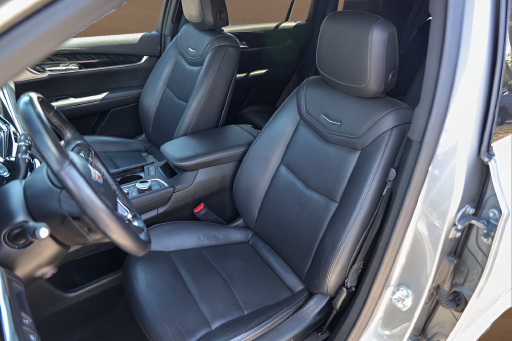 Certified 2025 Cadillac XT6 Premium Luxury FWD image 7