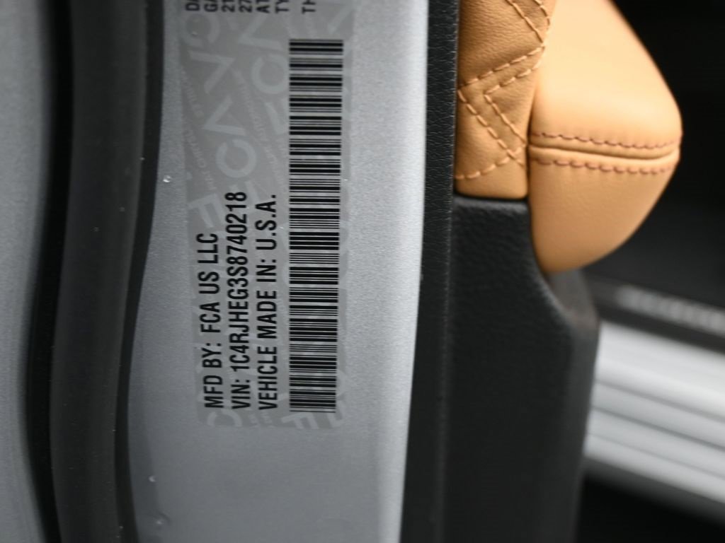 Used 2025 Jeep Grand Cherokee Summit w/ Obsidian Package image 18