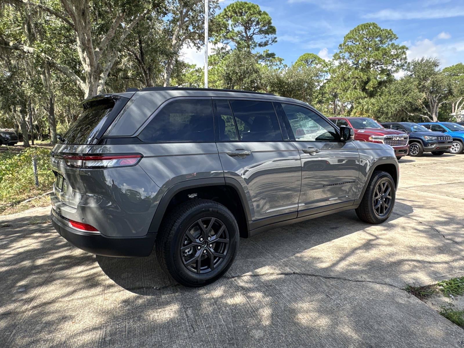 New 2027 Jeep Grand Cherokee Altitude RWD image 3