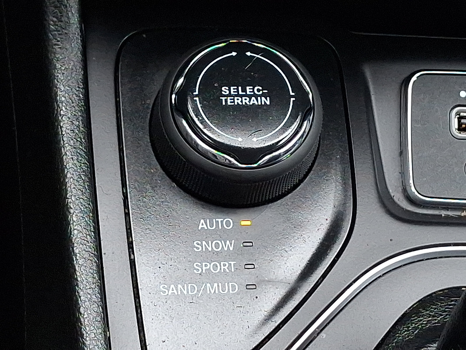 Used 2021 Jeep Cherokee Latitude Lux w/ Comfort/Convenience Group AWD/4WD image 23
