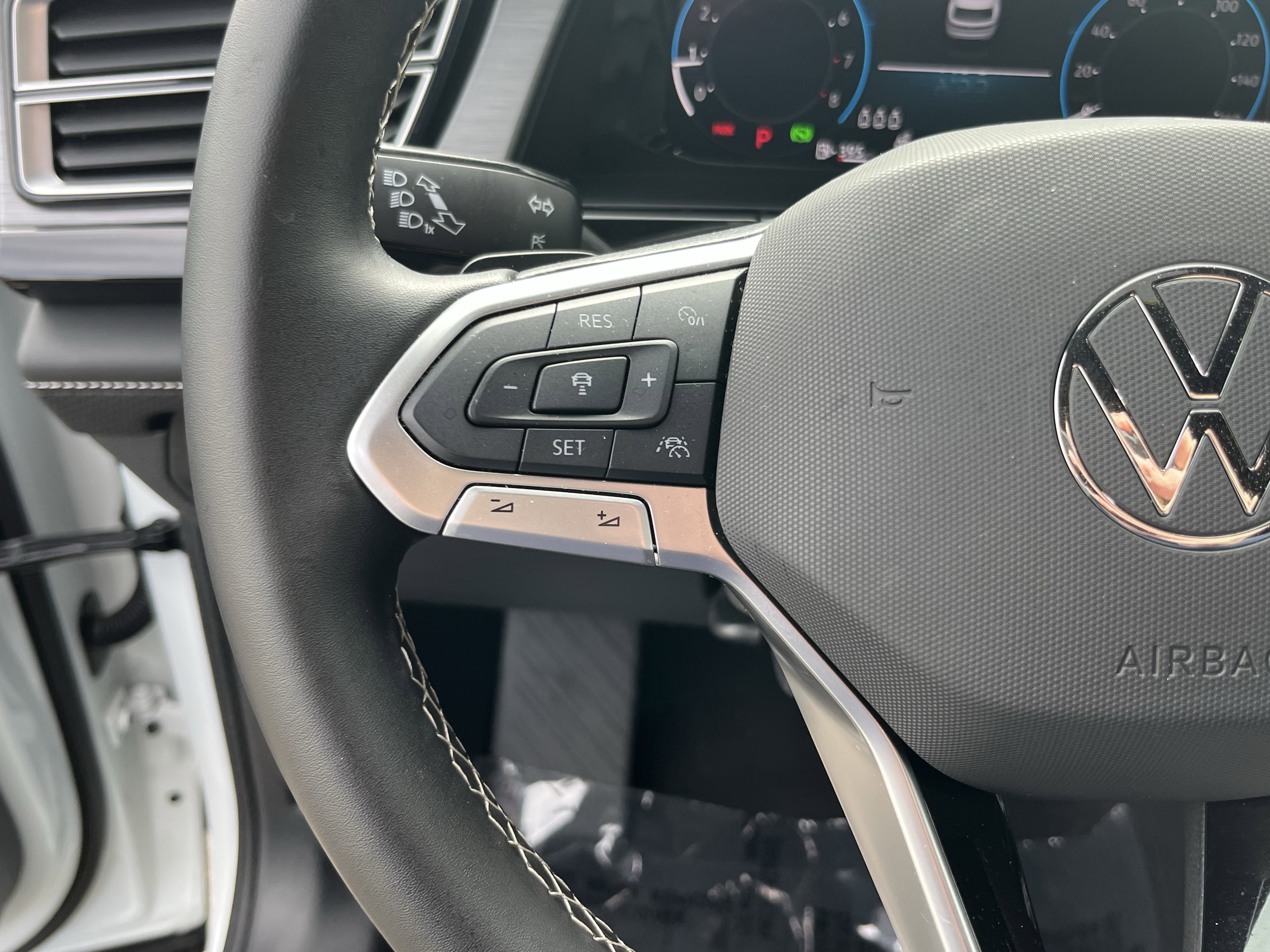 Used 2025 Volkswagen Atlas Cross Sport SE AWD/4WD image 19