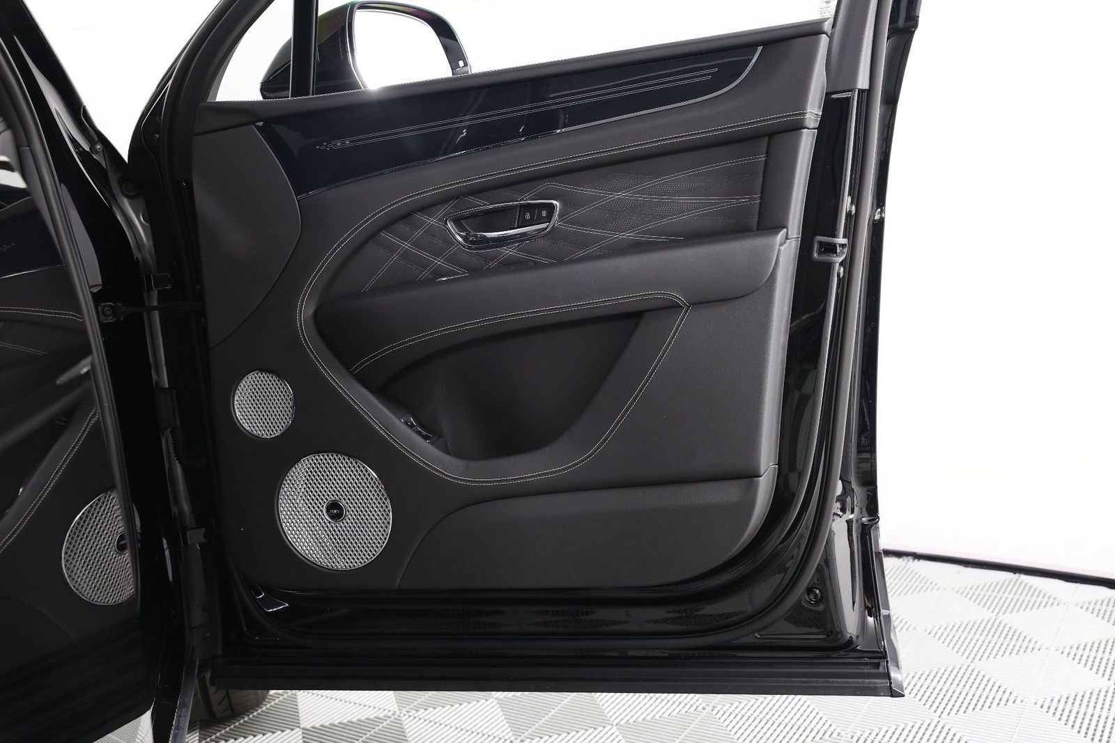 Used 2023 Bentley Bentayga Extended Wheelbase image 29