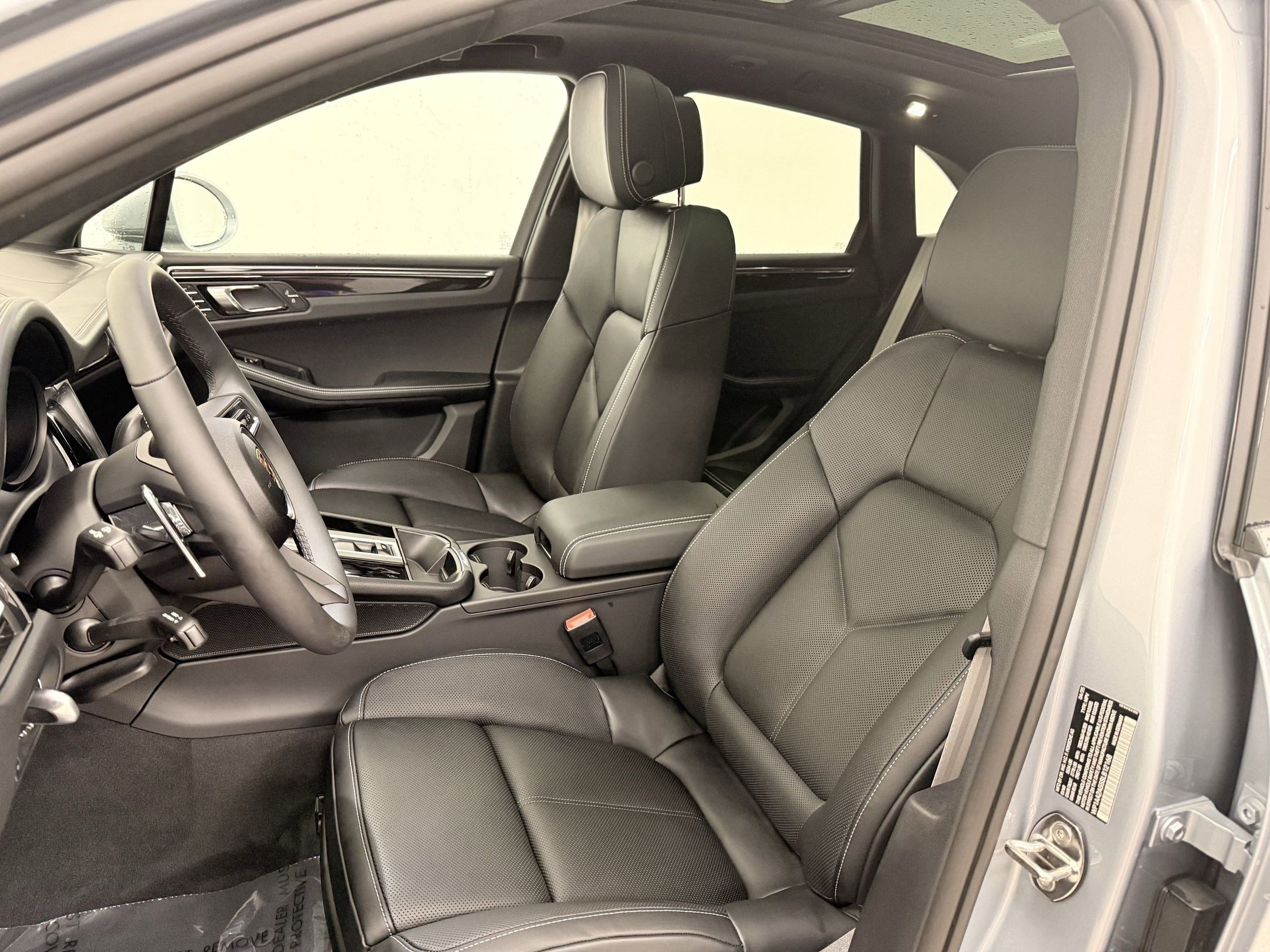 Certified 2025 Porsche Macan image 5