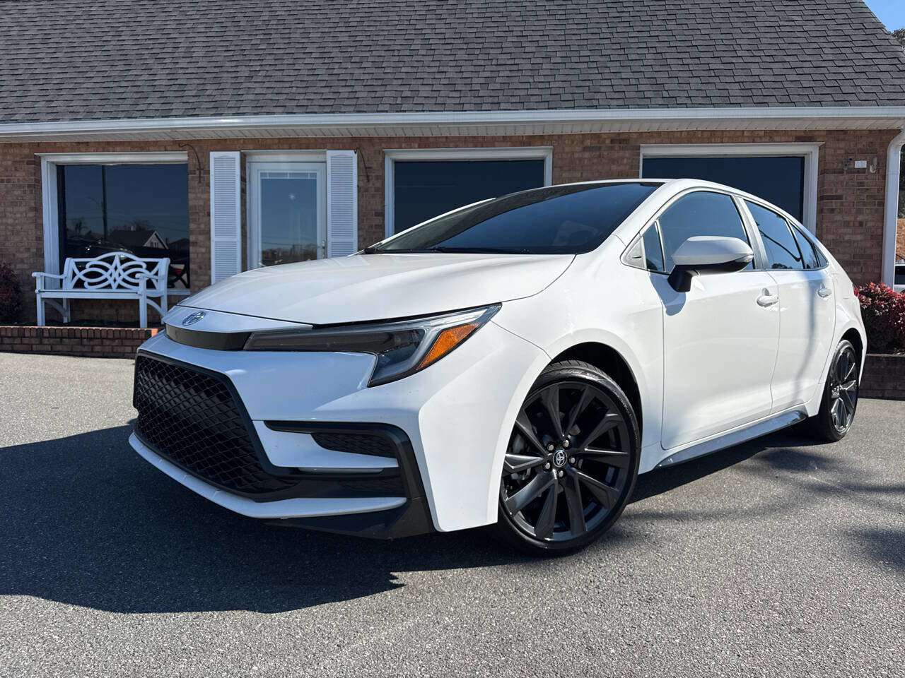 Used 2024 Toyota Corolla SE image 2