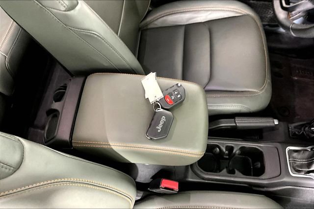Used 2024 Jeep Gladiator Mojave w/ Technology Group image 32