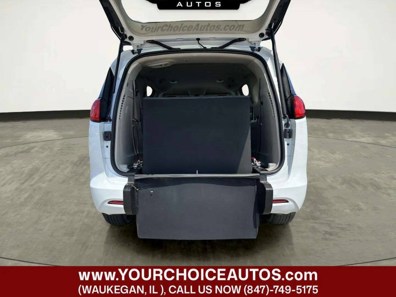 Used 2022 Chrysler Voyager LX FWD image 12