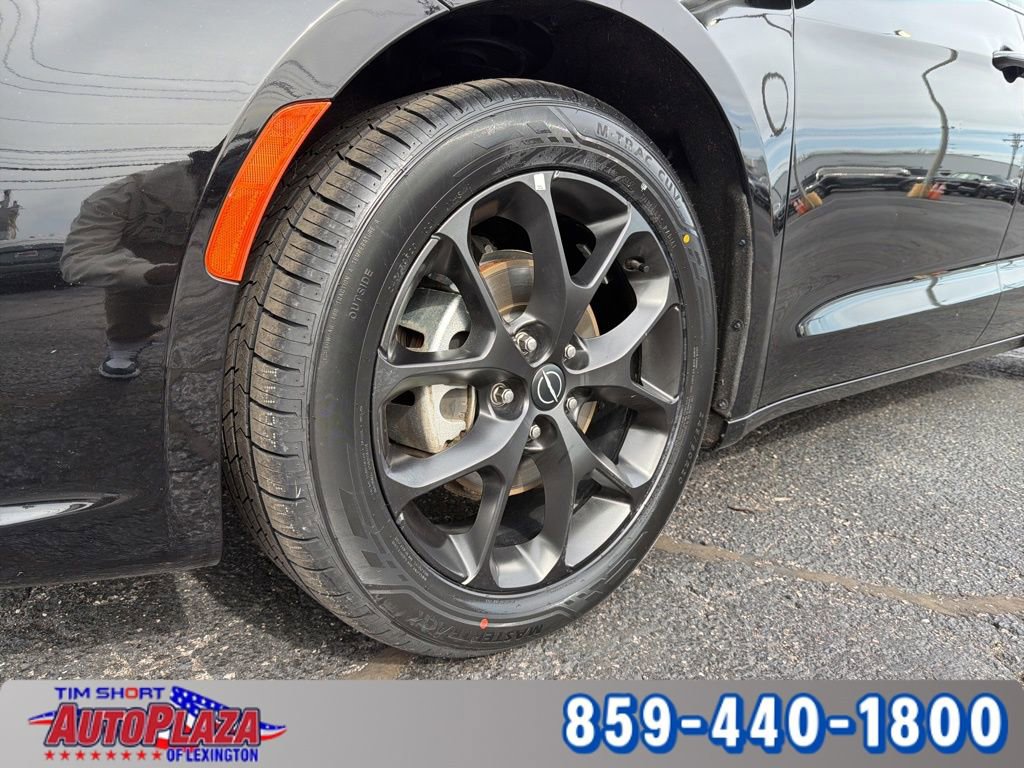 Used 2025 Chrysler Pacifica Limited FWD image 43