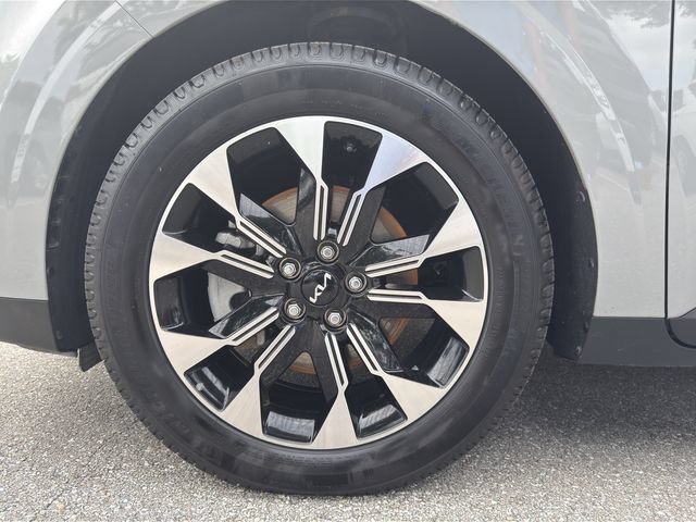 Used 2024 Kia Carnival EX FWD image 11
