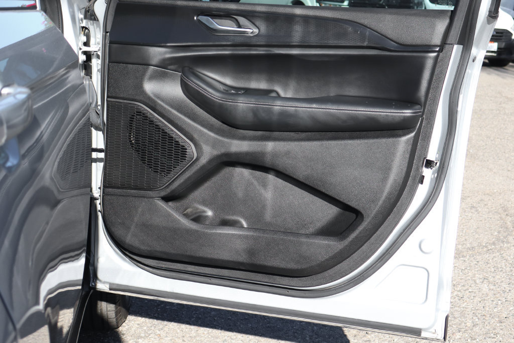 Used 2024 Jeep Grand Cherokee Altitude RWD image 41