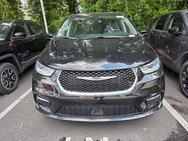 Used 2024 Chrysler Pacifica Touring-L FWD image 2