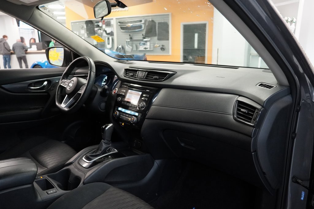 Used 2017 Nissan Rogue SV w/ Midnight Edition image 32