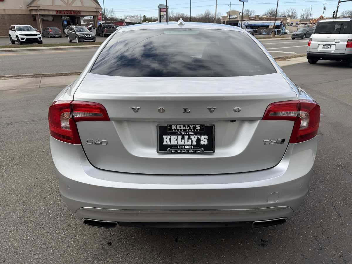 Used 2017 Volvo S60 T5 Inscription image 4