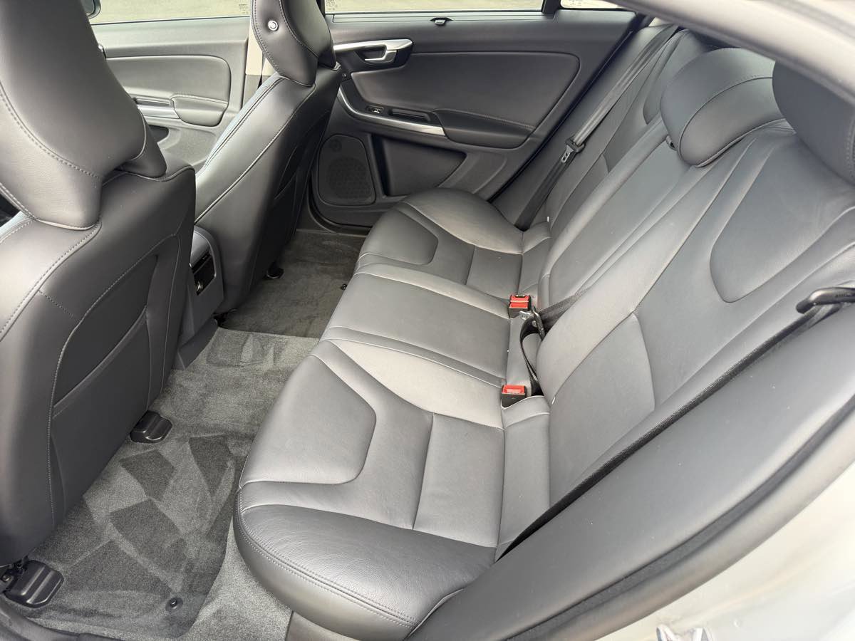 Used 2017 Volvo S60 T5 Inscription image 13