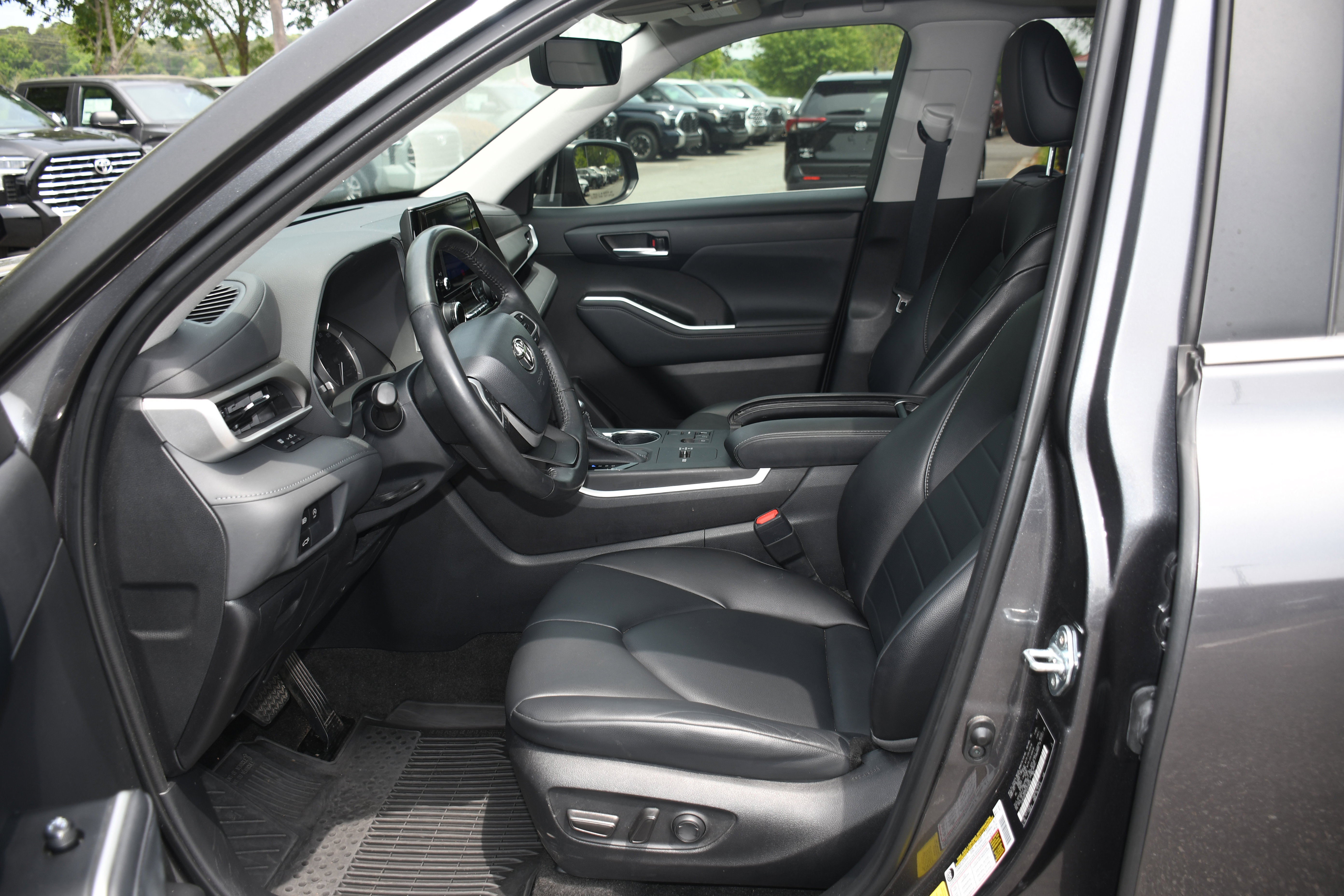 Used 2023 Toyota Highlander XLE FWD image 8