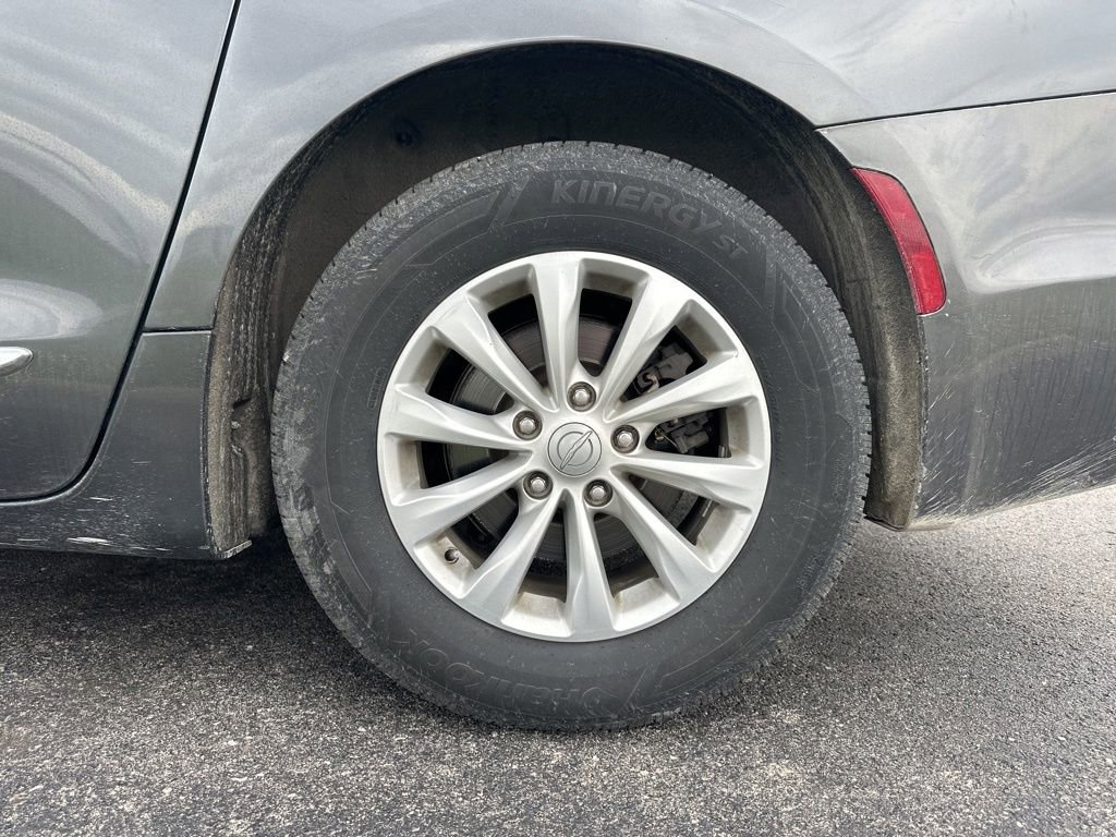 Used 2017 Chrysler Pacifica Touring-L image 5