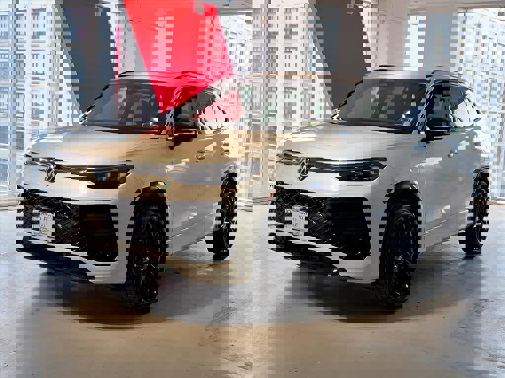 Certified 2025 Volkswagen Tiguan SE R-Line image 1