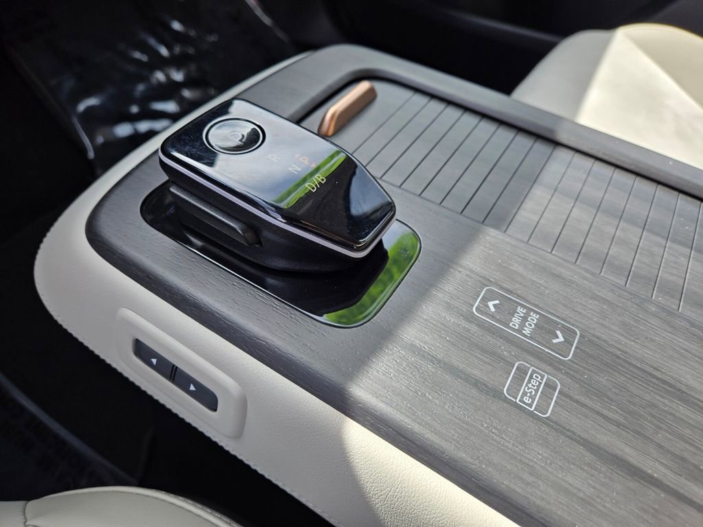 Used 2024 Nissan Ariya FWD image 25