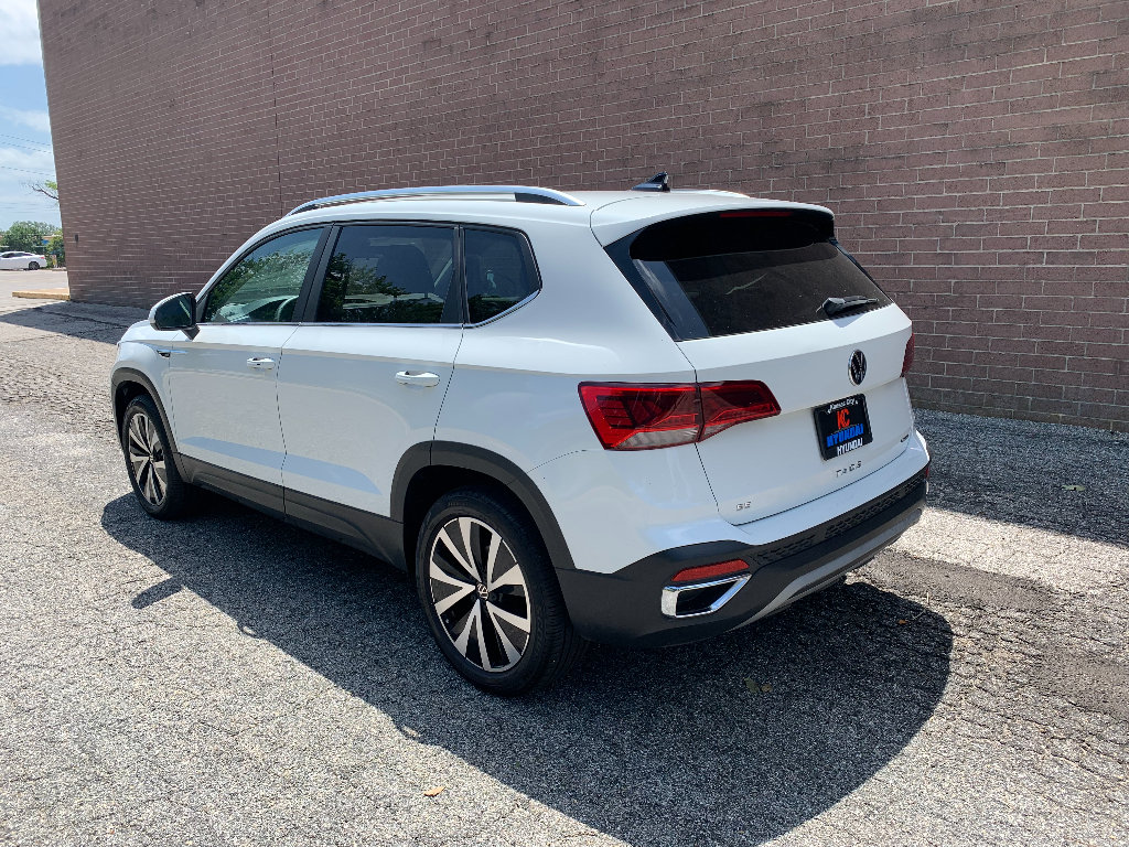 Used 2023 Volkswagen Taos SE w/ Panoramic Sunroof Package AWD/4WD image 3