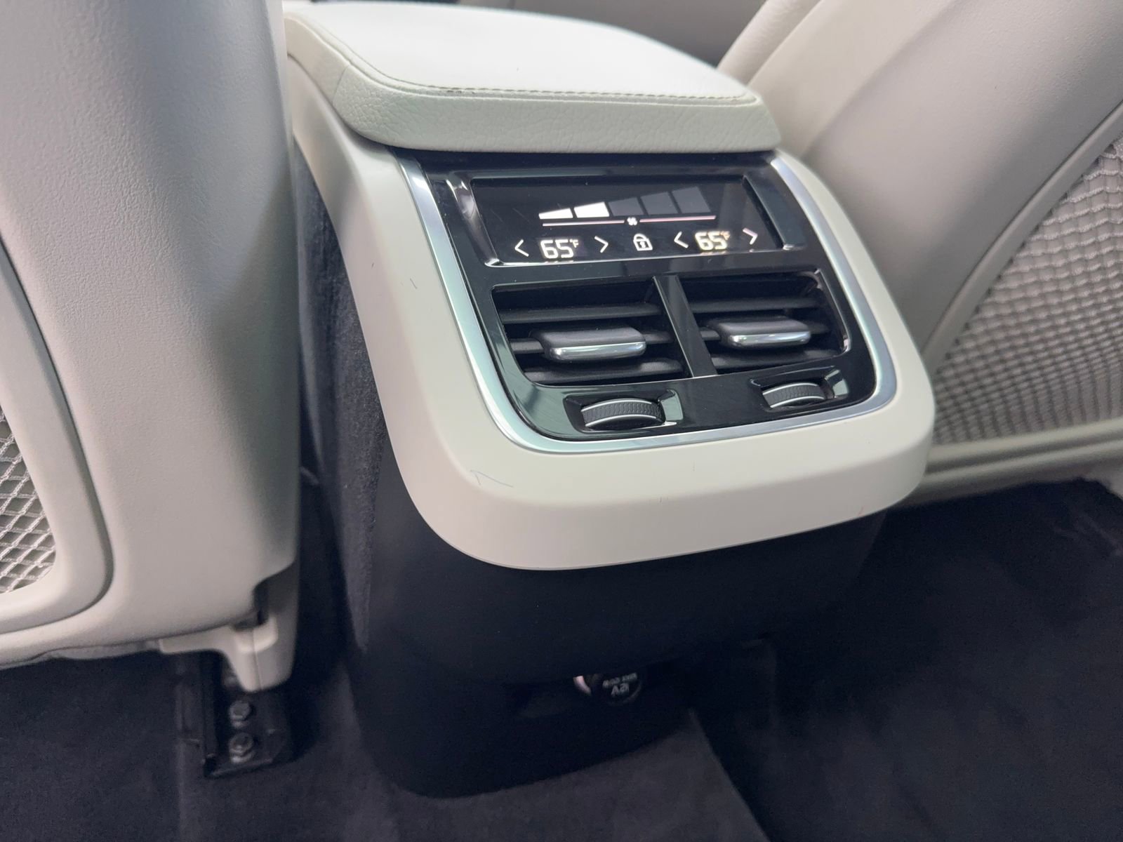Used 2019 Volvo XC90 T5 Momentum w/ Multimedia Package image 37
