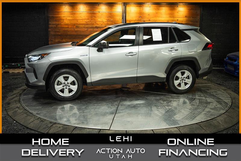 Used 2021 Toyota RAV4 LE image 1