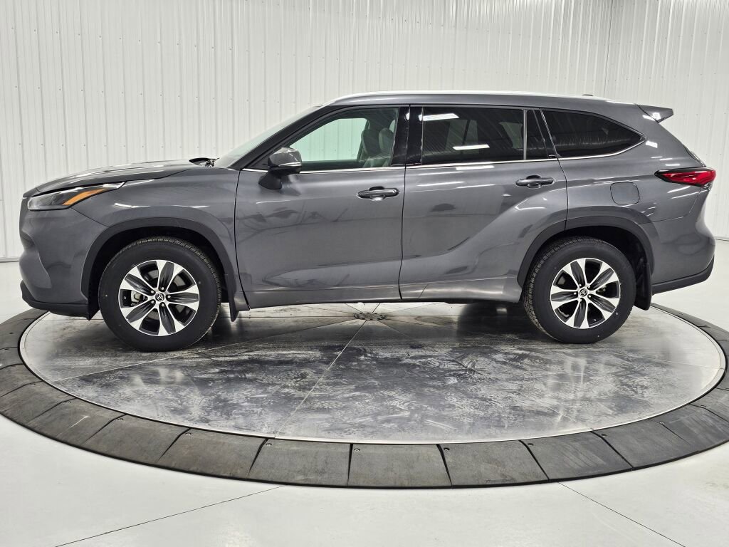 Used 2022 Toyota Highlander XLE image 2