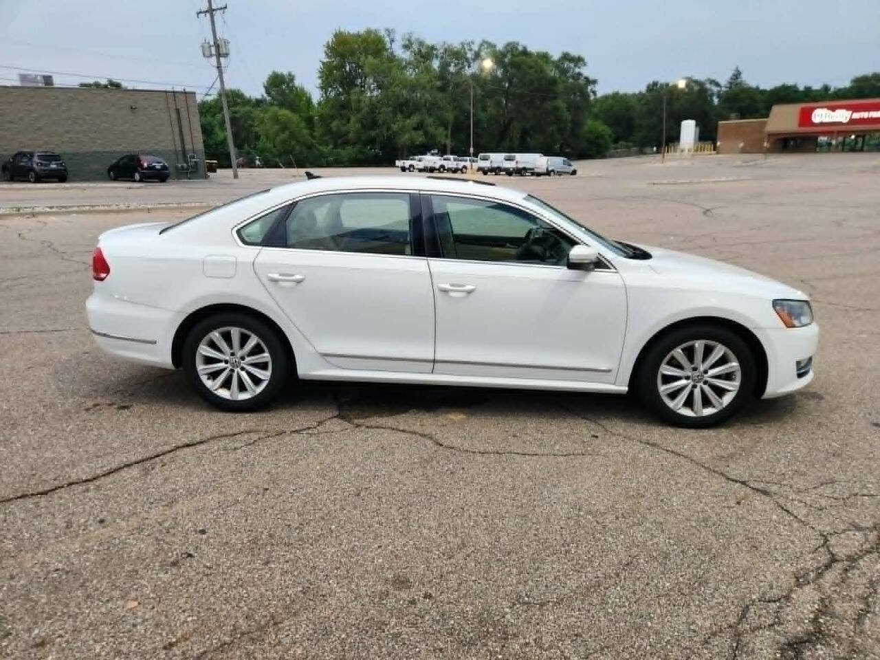 Used 2013 Volkswagen Passat 2.5 SEL Premium FWD image 3