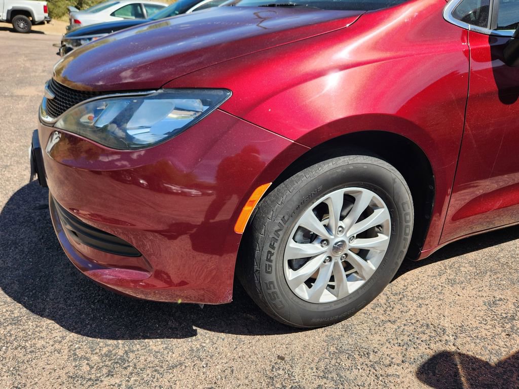 Used 2017 Chrysler Pacifica Touring w/ Tire & Wheel Group FWD image 13