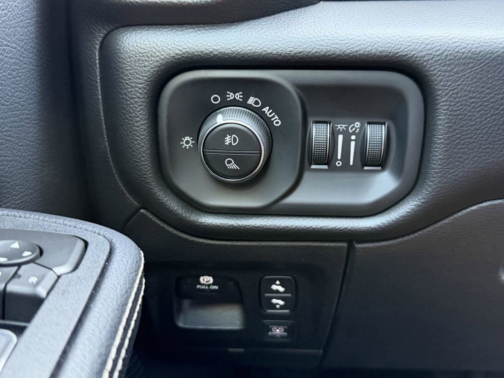Used 2026 RAM 1500 Laramie AWD/4WD image 32